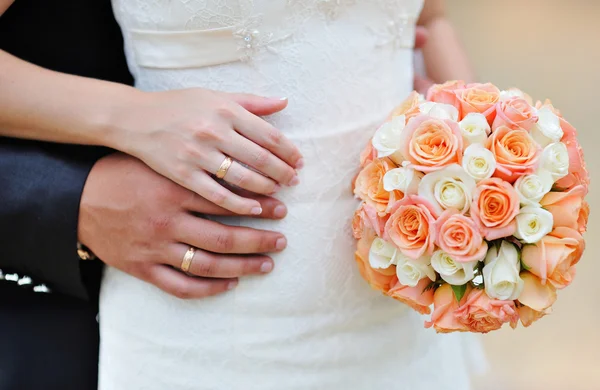 结婚戒指的新娘和新郎的双手 — 图库照片