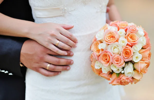 Les mains de mariée et marié avec des alliances — Photo