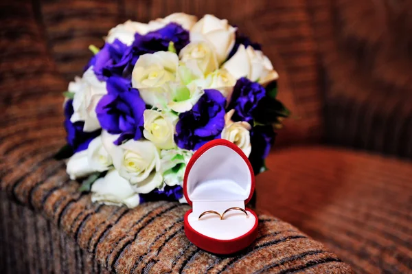 Anéis de casamento em uma caixa no fundo do buquê — Fotografia de Stock