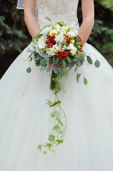 Belo buquê de casamento na mão da noiva — Fotografia de Stock