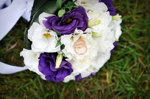 Wedding purple bouquet and rings — Stock Photo, Image