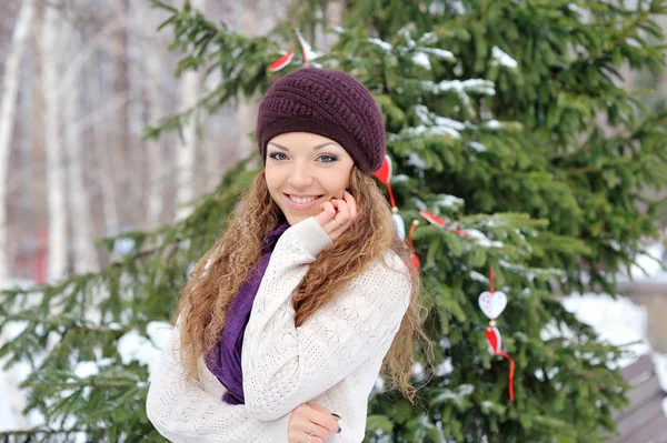 Portret van blond jonge vrouw in de winter — Stockfoto