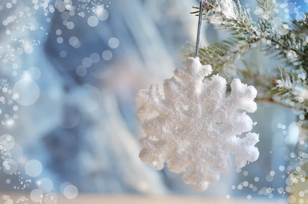 Juldekorationer - leksaker vita snöflingor på silver material — Stockfoto