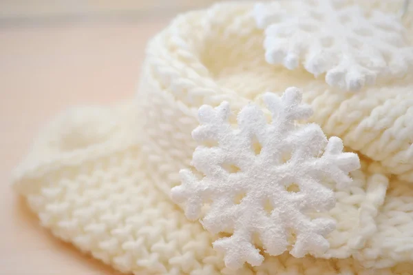 Kerstversiering - speelgoed white sneeuwvlokken op zilveren materiaal — Stockfoto