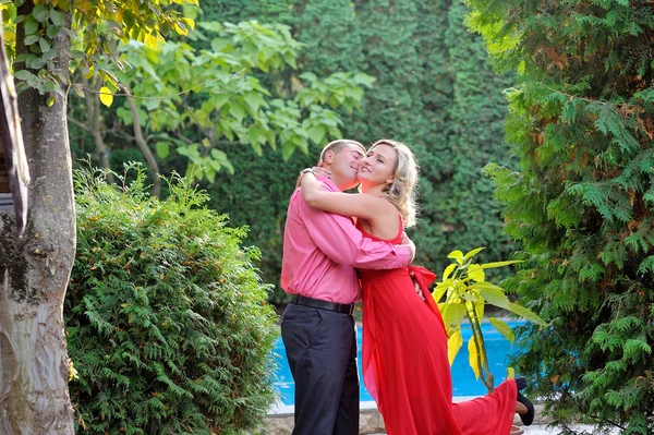 Couple amoureux marchant dans le parc — Photo