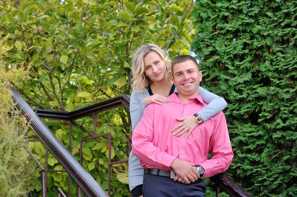 Liefde paar wandelen in het park — Stockfoto