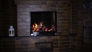 Kükreyen ateşler içinde modern bir şömine ile parlak kayrak çerçeveleme