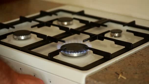 Brûleurs sur la cuisinière à gaz dans la cuisine — Video