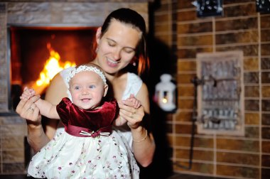 şömine, annesi ile kızı