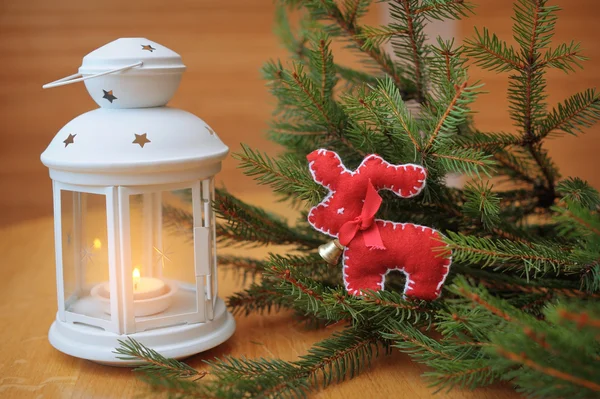 Velas blancas ardiendo en un ciervo de mesa de Navidad — Foto de Stock