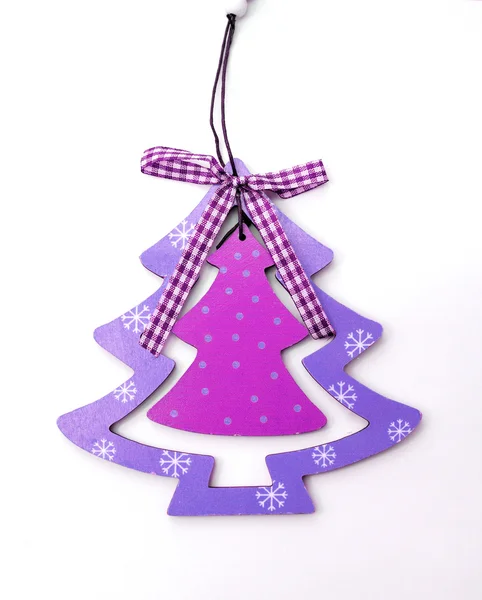 Choinki świąteczne dekoracje w kolorze fioletowym na białym tle — Zdjęcie stockowe