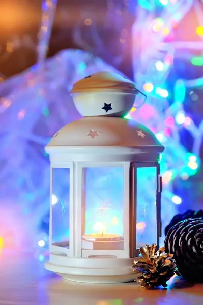 Lanterna em um fundo nevado. Decoração de Natal. Cena de Natal — Fotografia de Stock