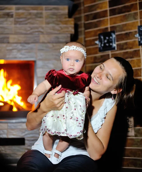 与她的母亲在壁炉的女儿 — 图库照片