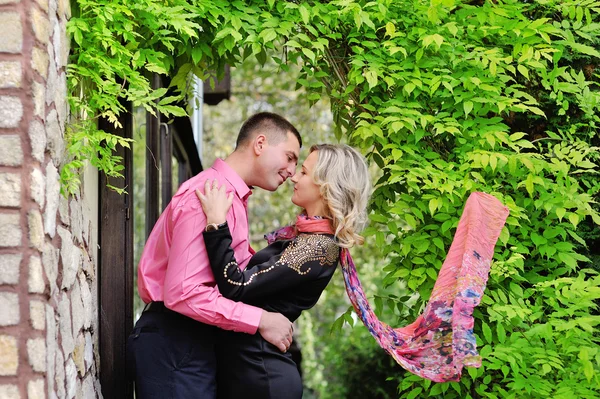 Happy couple in love in the summer — Stock Photo, Image