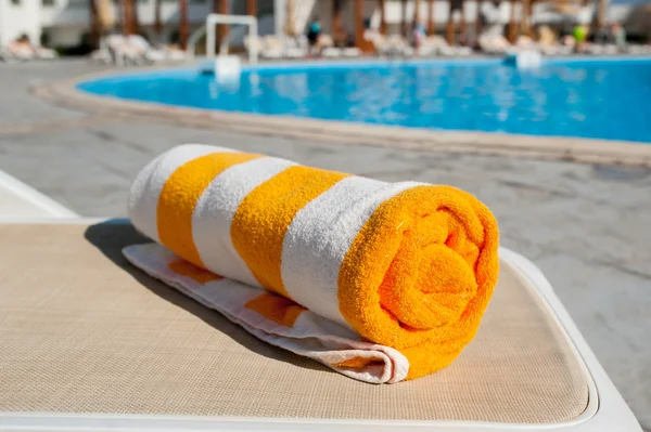 Пляжний рушник на яскравому шезлонгу — стокове фото