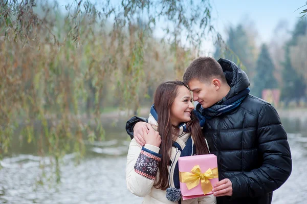 Man gives his girlfriend a gift — Stock Photo, Image