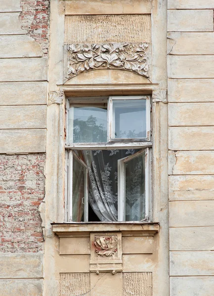 Staré okno s architekturou Lvov — Stock fotografie