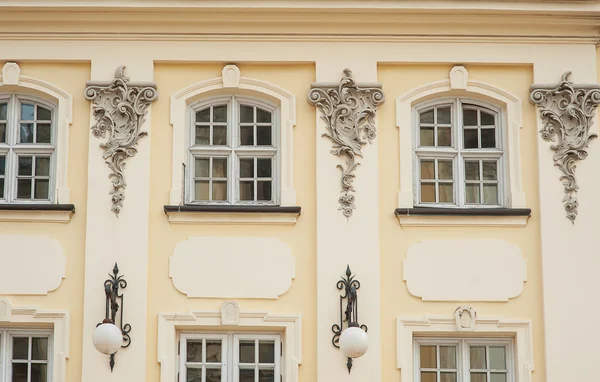 Bella finestra nel vecchio edificio a Lvov — Foto Stock