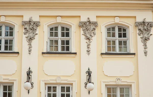 Schönes Fenster im Altbau in Lwow — Stockfoto