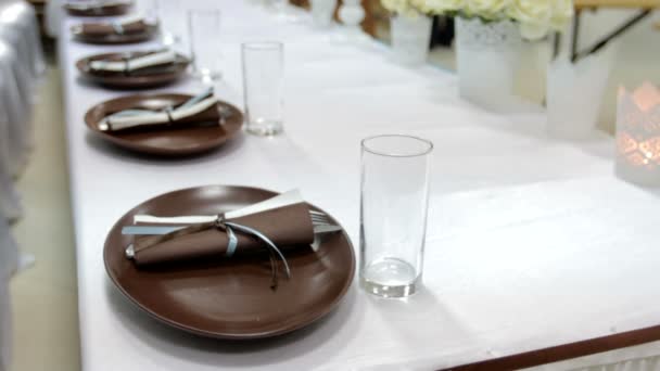 Placas e copos na mesa — Vídeo de Stock