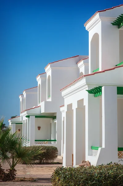 Hotel facade in Egypt With palm trees — Stock Photo, Image