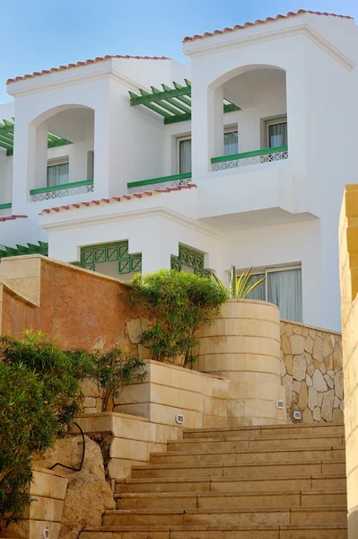 Hotel gevel in Egypte met palmbomen — Stockfoto