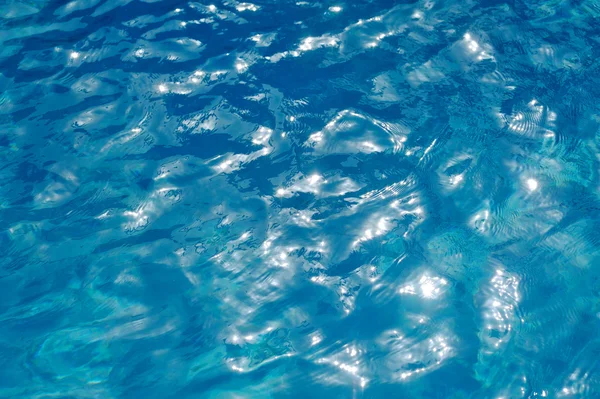 Piscina Hotel com reflexos ensolarados, fundo de água — Fotografia de Stock