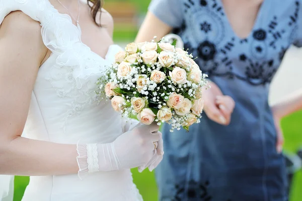 Vacker bröllopsbukett i brudens hand — Stockfoto