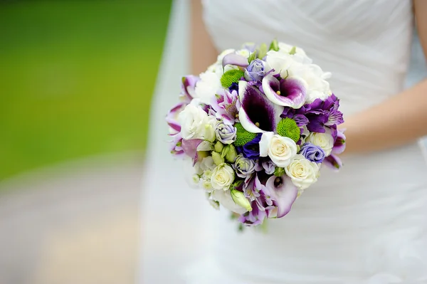 Wedding bouquet at bride's hands — Stock Photo, Image