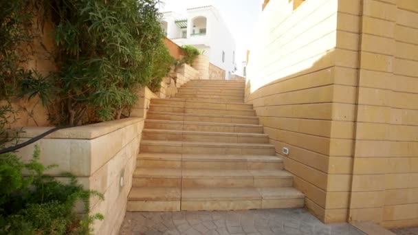 Kamenné schody na území v hotelu — Stock video