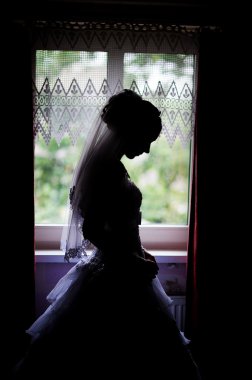 bir gelin pencereden silüeti