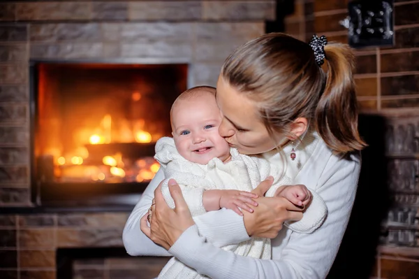 Madre e figlia al camino — Foto Stock