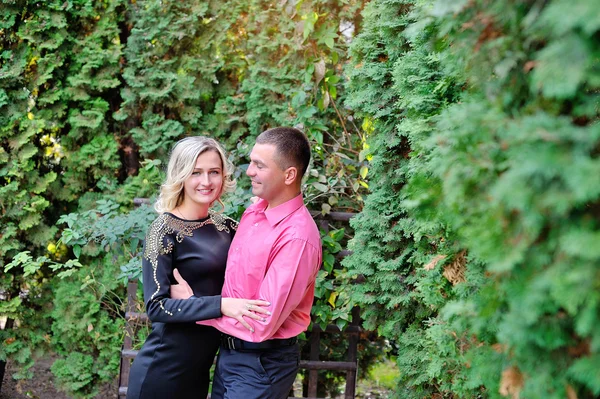 Couple man and woman walking in the summer park — Stock Photo, Image