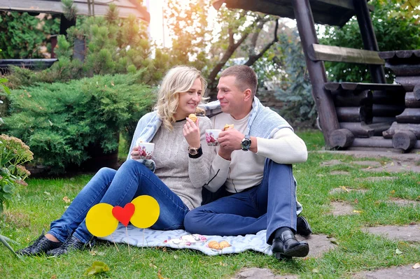 Man and woman on picnic in summer — Stock Photo, Image