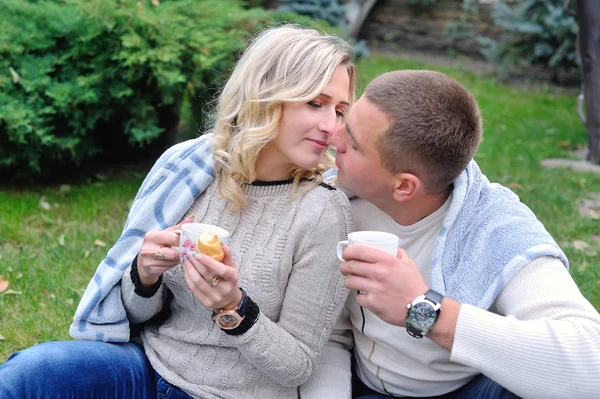 Man en vrouw op picknick in de zomer — Stockfoto