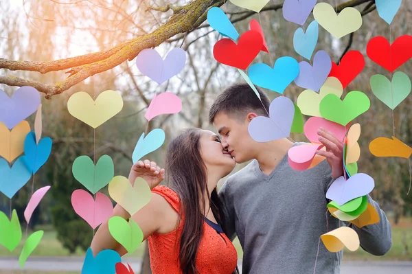 Pareja enamorada el día de San Valentín en el parque con corazones — Foto de Stock