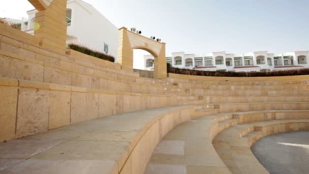 Amphitheater auf dem Hotelgelände — Stockvideo