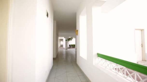 Красивый белый коридор в отеле — стоковое видео