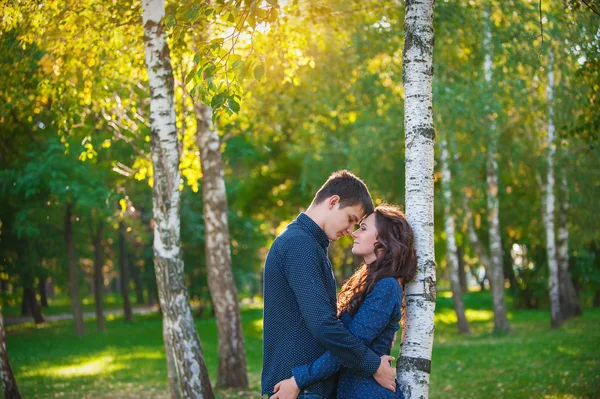 Par i kärlek promenader i parken sommaren — Stockfoto