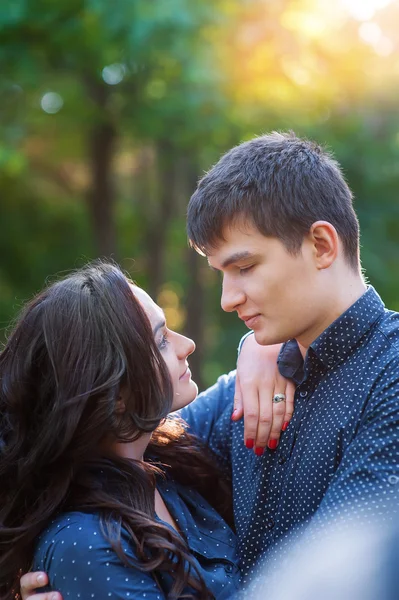 Pareja enamorada caminando en el parque de verano —  Fotos de Stock