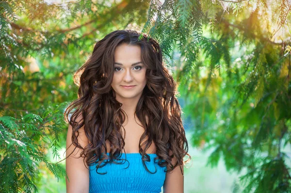 Retrato de uma bela mulher no parque — Fotografia de Stock