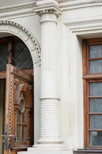 Архітектурні елементи вікна, стовпці Львова — стокове фото