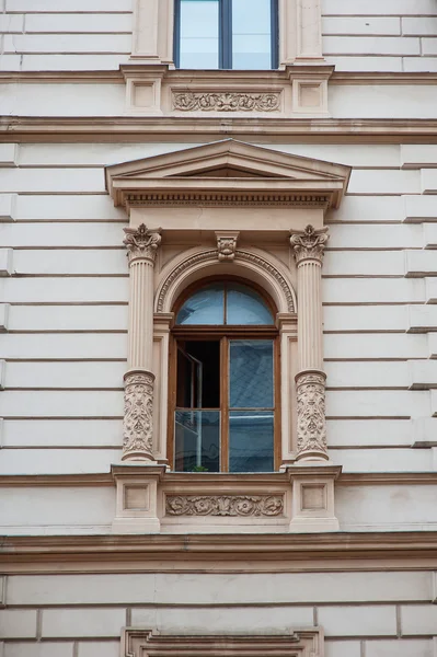 Vieja ventana con elementos de modelado — Foto de Stock