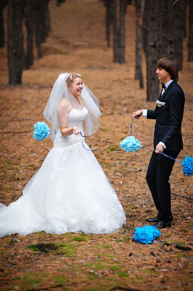 Novia y novio caminando en el parque en la boda — Foto de Stock