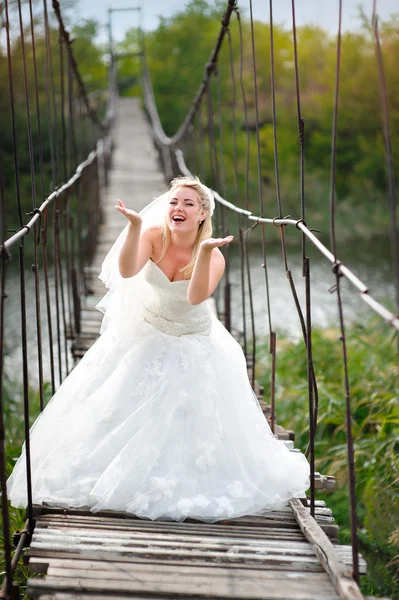 Happy bride sends everyone a kiss — Stock Photo, Image