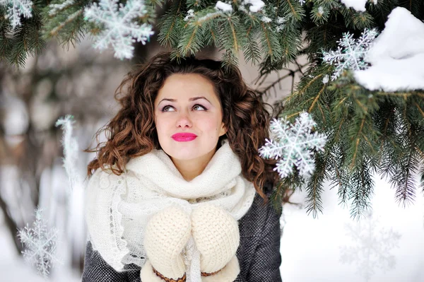 Porträt einer schönen Frau in wintergestrickten Fäustlingen — Stockfoto