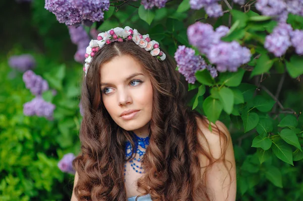 Piękna kobieta w parku wiosny liliowy — Zdjęcie stockowe