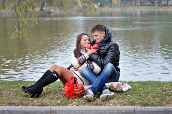 Female male Valentine's Day treat each other apple — Stock Photo, Image