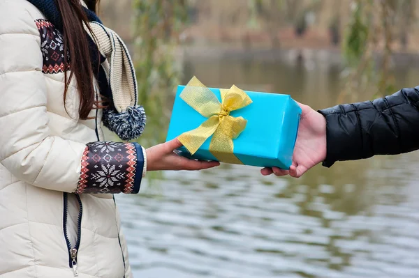 Coppia innamorata uomo dà un regalo una donna — Foto Stock