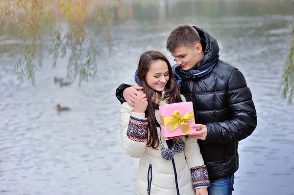 Amor un hombre da regalo a la mujer — Foto de Stock